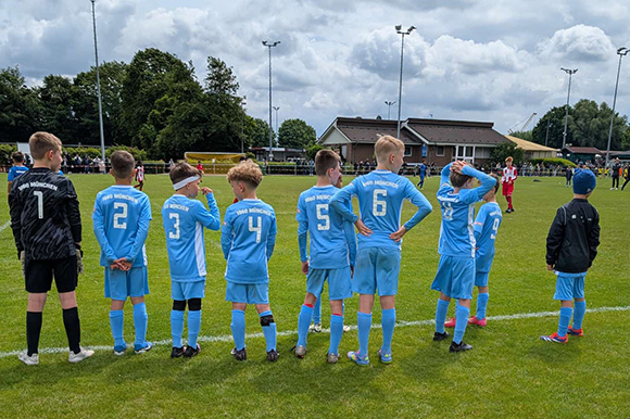 Warten auf den nächsten Einsatz: 13 Mal musste die U10 beim Pfingstcup ran. Foto: Privat