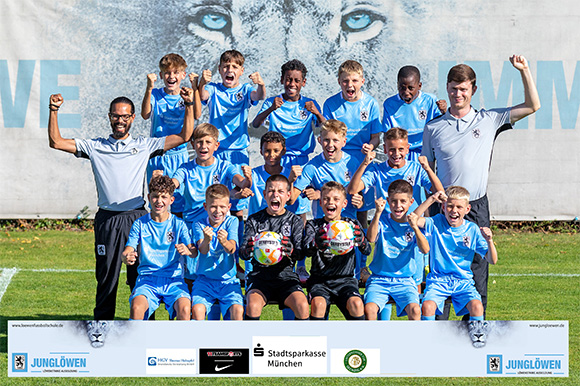 Die U12 mit ihren Trainern Rui Menezes und Daniel Kujawa hatte trotz der 1:2-Niederlage gegen Deggendorf Grund zum Jubeln. Foto: Anne Wild