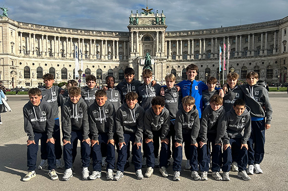 Die U14 vor der Wiener Hofburg. Foto: Lino Ballof