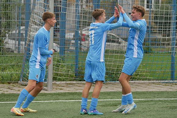 Lukas Rossa (v. li.), Torschütze Jonas Mantsch und David Matijevic bejubeln den einzigen Treffer. Foto: F. Peters