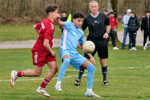 Rehan Murad erwies mit seiner Gelb-Roten Karte seinem Team einen Bärendienst. Foto: Frank Peters