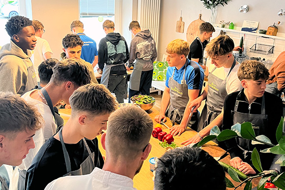 Die U16-Junglöwen waren mit Begeisterung beim Schnibbeln und Zubereiten. Foto: Privat