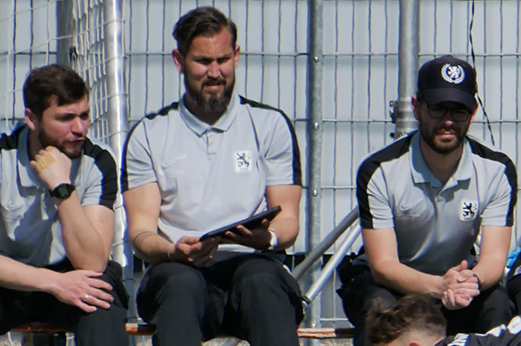 Christoph Kammerlander (MItte) mit seinen Trainerkollegen Ralph Pöpperling (li) und Peter Ulbricht (re.) freut sich auf die Partie in seiner Starnberger Heimat. Foto: Frank Peters