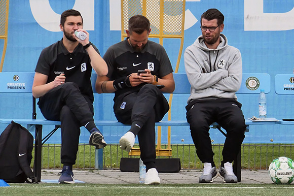 Die Trainer Ralph Pöpperling (v. li.), Christoph Kammerlander und Peter Ulbricht Waren mit der Spielanlage ihres Teams zufrieden. Foto: Frank Peters