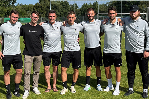 U17-Coach Christian Stegmaier (3. v. re.) mit seinem Trainerteam und Kaderplaner Marco Haber (3. v. li.). Foto: Monika Häuslmeier