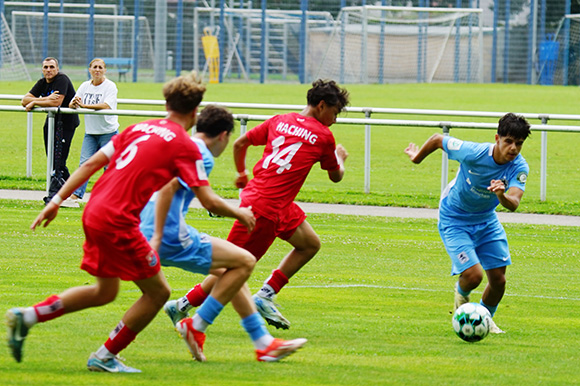 Efe Karakoc (re.) traf zur zwischenzeitlichen 2:1-Führung für die Junglöwen. Foto: Joachim Mentel