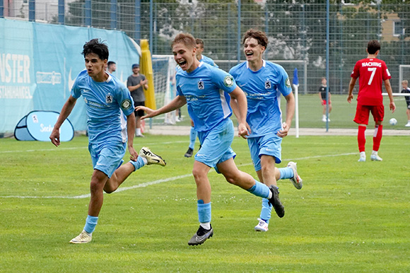 Jubel nach dem zwischenzeitlichen 2:1 gegen Haching (v. li.): Efe Karakoc, Hlib Mitin und Edon Krasniqi.  Foto: Privat
