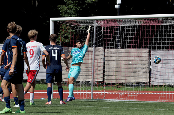 Torhüter Miran Qela wurde nicht nur wie hier beim 0:1 alleingelassen. Foto: Markus Burger