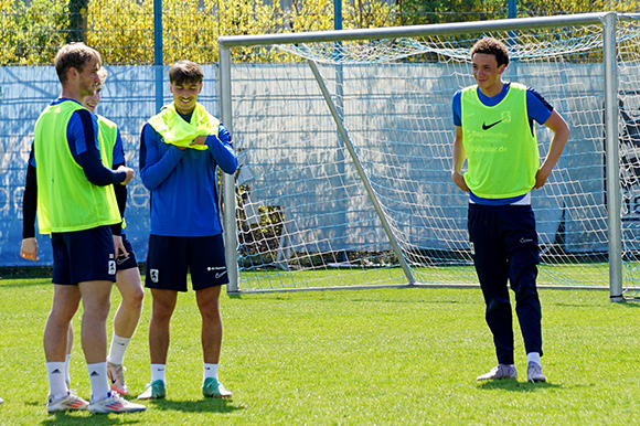 Samuel Althaus (re.) ist einer der U19-Spieler, die sich im Training der Löwen-Reserve zeigen. Foto: Joachim Mentel
