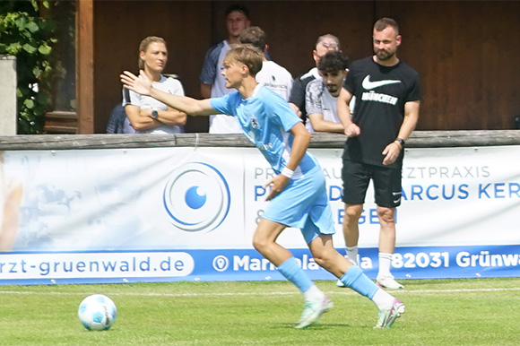 Trainer Felix Hirschnagl (re.) zollte Xaver Kiefersauer (vorne) und dem Team Respekt für die Leistung zum Auftakt. Foto: Joachim Mentel