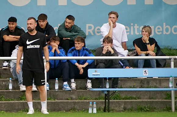 Ungewollt viel Platz hat U21-Coach Felix Hirschnagl auf der Auswechselbank. Foto: Joachim Mentel