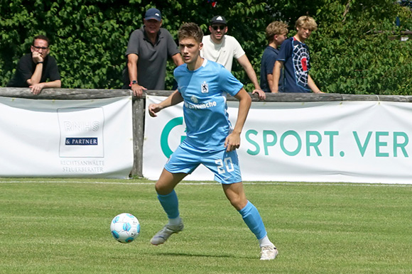 Daniel Winkler kehrt nach Sperre zurück, verstärkt gegen Erlbach wieder die Defensive. Foto: Joachim Mentel