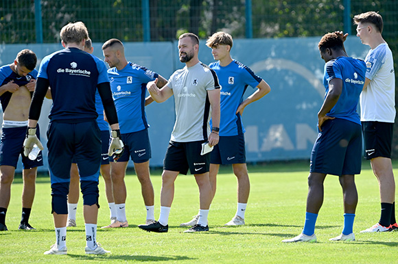 Trainer Felix Hirschnagl hat für das Spiel gegen Deisenhofen wieder ein paar Alternativen mehr. Foto: Henrik Ahrend