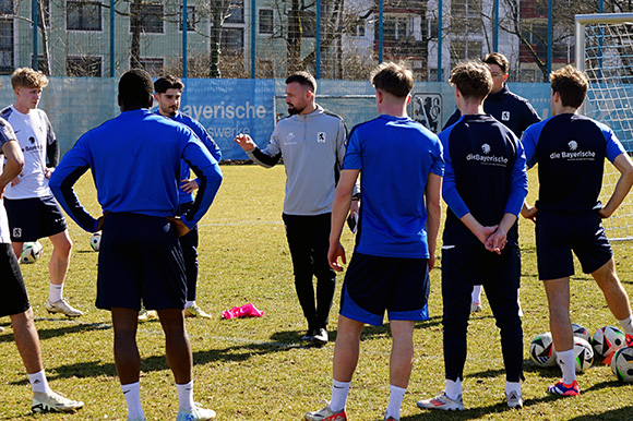 U21-Cheftrainer Felix Hirschnagl stimmt sein Team auf das schwere Auswärtsspiel beim FC Memmingen zum Jahresauftakt ein. Foto: Joachim Mentel