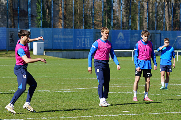 Die Defensivarbeit beginnt bei der U21 schon in vorderer Linie (v. li.): Cristian Leone, Anian Brönauer und Ivan Martinovic. Foto: Joachim Mentel