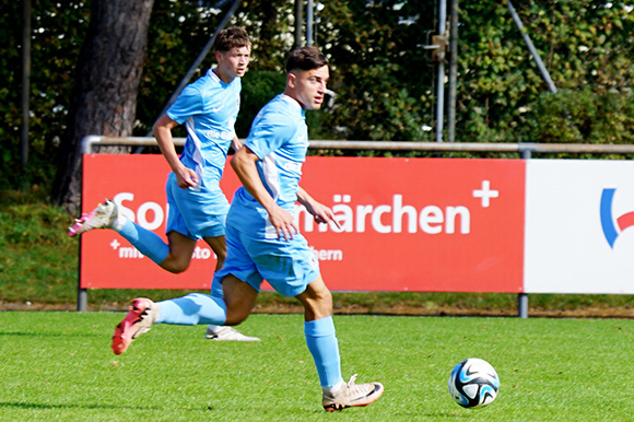 Die Löwen-U21, hier Finn Fuchs (hinten) und Mike Gevorgyan, ist vorm 1. FC Sonthofen gewarnt, verlor das Hinspiel mit 0:1. Foto: Joachim Mentel