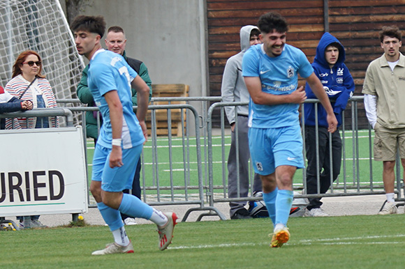 Arin Garza (re.) konnte sein Glück beim Treffer zum 1:1 kaum fassen. Foto: Joachim Mentel