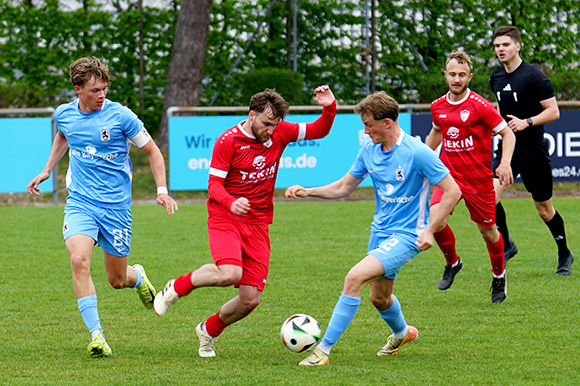 Verteidiger Justin Thönig (re.), hier mit Xaver Kiefersauer (li.), hatte in der Nachspielzeit das 2:2 für die Löwen-U21 erzielt. Foto: Joachim Mentel