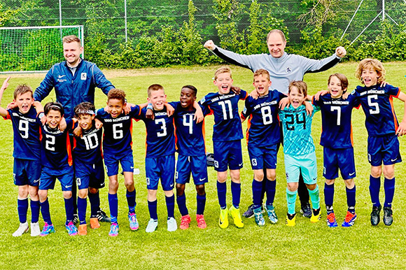 Die U9 feiert mit ihren Trainern Christian Hufnagel (re.) und Markus Kölbl (li.) die Meisterschaft in der überregionalen U10-Liga. Foto: Privat