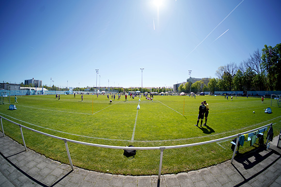 Auf zwei Spielfeldern auf Platz 5 wurden die 34 Begegnungen parallel ausgetragen. Foto: Joachim Mentel
