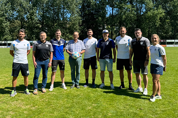 Gruppenbild der Verantwortlichen (v. li.): Peter Ulbricht (Cheftrainer U17), Manfred Paula (Leiter NLZ), Bastian Lobmeier (Jugendkoordinator 1. FC 1919 Viechtach), Franz Wittmann (1. Bürgermeister), Ralph Pöpperling (Co-Trainer U17), Tobias Grassl (Sportlicher Leiter 1. FC 1919 Viechtach), Christoph Kammerlander (Co-Trainer U17), Marco Haber (Leiter Talentsichtung und Kaderplanung NLZ), Andrea Paternoster (Medizinische Leitung NLZ). Foto: Privat