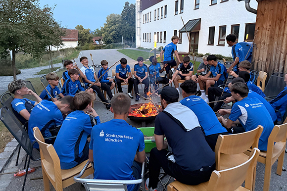 Gemeinsames Grillen vor dem Internat der Hotelberufsschule. Foto: Privat