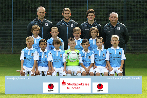 Sean Dulic (mittlere Reihe re.) trug erstmals in der Saison 2014/15 das Löwen-Trikot. Foto: Anne Wild