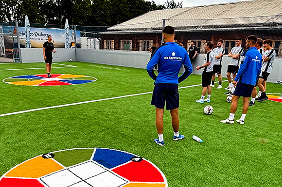 In einer zweistündigen Fortbildungsmaßnahme bekamen die Junglöwen-Trainer die Vorzüge des FT360 Circle erläutert. Foto: Privat