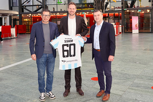 Jan Mersmann (Mitte), Vorstand der Stadtsparkasse München, mit Wilson Pearce (li.), Associate Director bei Löwen-Vermarkter Infront, und Manfred Paula (re.), 1860-Geschäftsführer und Leiter NLZ.