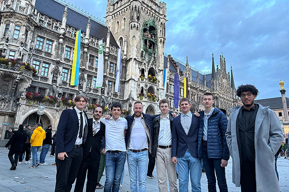 Der IUFC vergangenes Jahr beim Besuch auf dem Münchner Marienplatz. Foto: IUFC