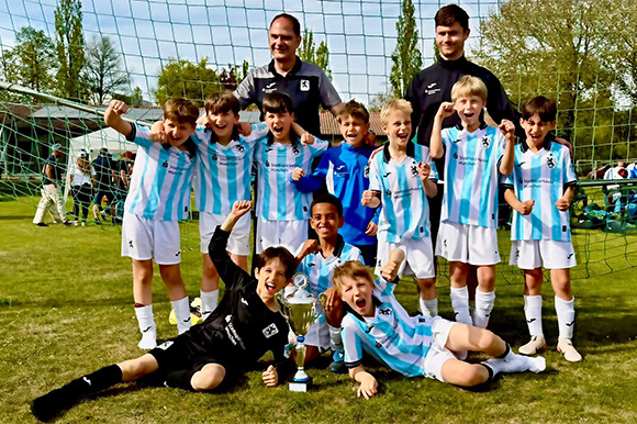 Die U9 mit ihren Trainern Christian Hufnagel und Daniel Kujawa feiert ihren souveränen Sieg beim Leistungsvergleich des SV Helios-Daglfing. Foto: Privat
