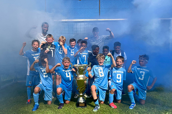 Bei der Siegerehrung stieg sogar blauer Rauch für die U10 der Junglöwen auf. Foto: Privat