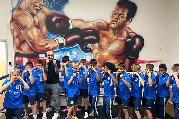 Mit Boxtrainer Nima übten die jungen Kicker grundlegende Muster des Boxens. Foto: Privat