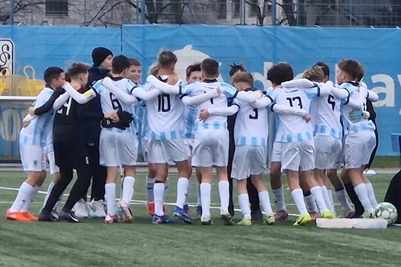 Am Ende wurde der Derbysieg im Kreis standesgemäß gefeiert. Foto: Privat