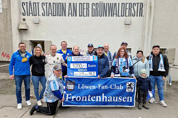 Der Löwen-Fan-Club Frontenhausen übergibt den Scheck für die U13 stellvertretend an Vizepräsident Christian Dierl (li.), Marlene Tippelt (2. v. li.), beratend für die FA-Abteilungsleitung tätig, und Fußball-Abteilungsleiter Martin Obermüller (4. v. li.). Foto: Privat
