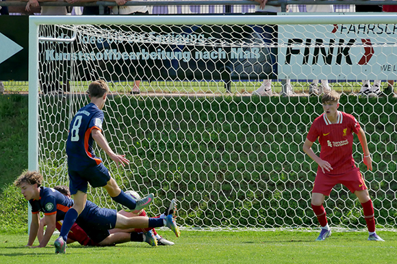 Julius Peters (Nr. 8) markierte in dieser Szene in der 6. Minute das Siegtor gegen die U18 des FC Liverpool. Foto: Frank Peters