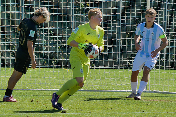 Tobias Wieser (Mitte) hielt in Augsburg seinen Kasten sauber. Foto: Frank Peters