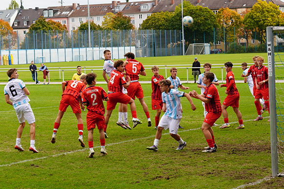 Manuel Curic erzielte die ersten beiden Junglöwen-Treffer nach Eckball per Kopf. Foto: Joachim Mentel