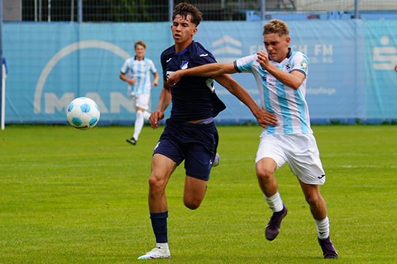 Löwen-Angreifer David Matijevic hatte gegen Hoffenheims Innenverteidiger Victor Beykov einen schweren Stand. Foto: Joachim Mentel