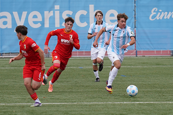 Jannis Hohenester (re.) war im Mittelfeld Dreh- und Angelpunkt. Foto: Joachim Mentel