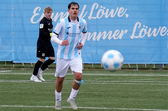 Benedek Kimmel (vorne) zeigte als Vertreter von Manuel Curic gegen Augsburg eine starke Leistung. Foto: Joachim Mentel