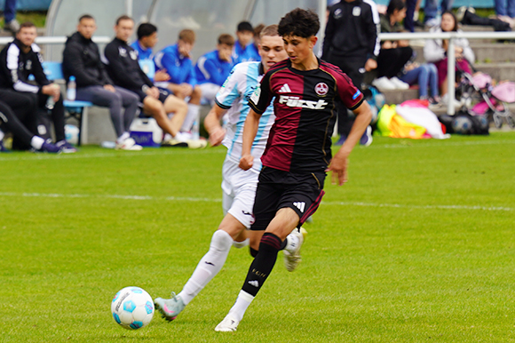 David Matijevic setzte sich einmal entscheidend gegen seinen Gegenspieler Enes Durmaz durch. Foto: Joachim Mentel