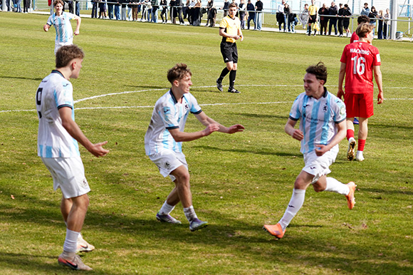 Ausgelassen bejubelt Julian Büsel (re.) den 3:2-Siegtreffer gegen Unterhaching. Foto: Joachim Mentel