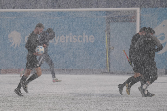 Schiedsrichter Jonas Jäcker im Hagel- und Schneetreiben. Foto: Joachim Mentel