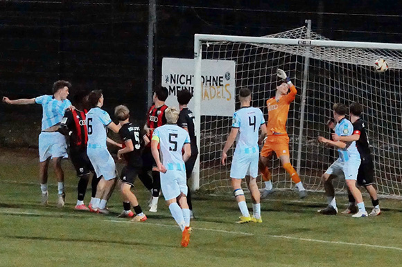 Nach dem Treffer von David Matijevic in dieser Szene zum 3:2 schien alles auf einen Junglöwen-Sieg hinzudeuten. Foto: Frank Peters