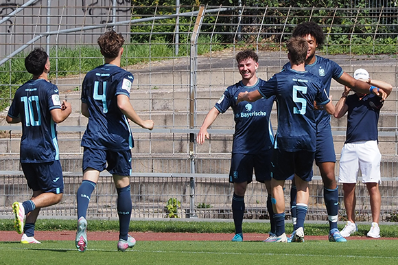 Die Mitspieler gratulieren Arian Ortivero Calderon (re.), der in Freiburg an den ersten drei Toren beteiligt war und einen Elfmeter herausholte. Foto: Markus Burger