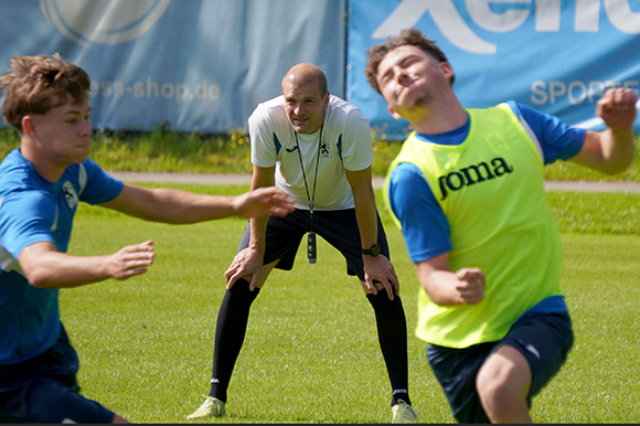 Für Trainer Jonas Schittenhelm (Mitte) und die U19 geht es in der Hauptrunde in der Gruppe D der Liga B weiter. Foto: Joachim Mentel 