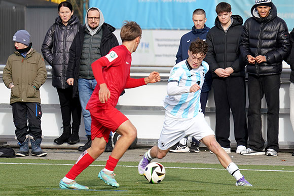 Emre Erdogan kehrt nach Zahn-OP und Knieverletzung gegen Frankfurt in die U19 zurück. Foto: Joachim Mentel