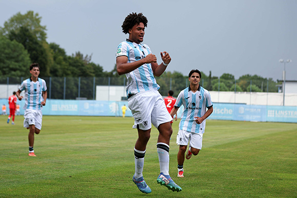 Arian Ortivero Calderon (Mitte), zusammen mit Jakob Schurz (li.) und Efe Karakoc (re.), kehrt beim KSC ins Team der U19 zurück. Foto: Joachim Mentel