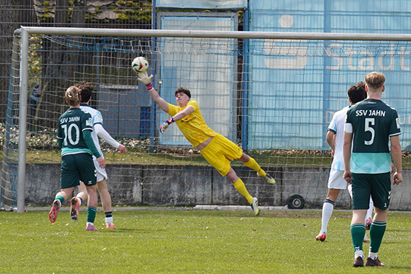 In dieser Szene in der 40. Minute verhinderte Mauricio Dunker mit einer Parade noch den Rückstand. Foto: Joachim Mentel